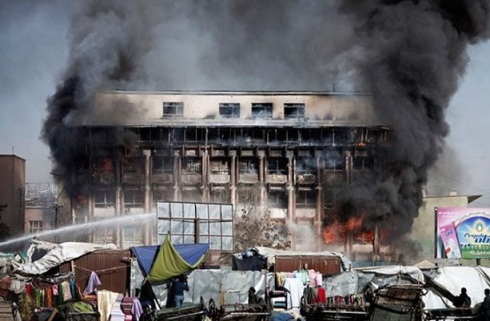 Οι Αφγανικές δυνάμεις ασφαλείας προσπαθούν να σβήσουν τις φωτιές που δημιουργήθηκαν στο εμπορικό κέντρο από τρομοκράτες για να επιτεθούν σε περιμετρικούς στόχους. (New York Times)