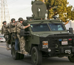 Σε αυτή τη φωτογραφία αρχείου από τις 2 Δεκεμβρίου 2015 οι αρχές κάνουν έρευνα σε περιοχή κοντά στο σημείο όπου η αστυνομία σταμάτησε ένα ύποπτο όχημα στο Σαν Μπερναρντίνο, οι νομοθέτες της Καλιφόρνια θέλουν να δουν αν υπάρχουν διδάγματα από το τρόπο αντίδρασης των υπηρεσιών έκτακτης ανάγκης στη τρομοκρατική επίθεση του Σαν Μπερναρντίνο που σκότωσε 14 πέρσι. (Φωτογραφία από AP/Damian Dovarganes, Αρχείο)